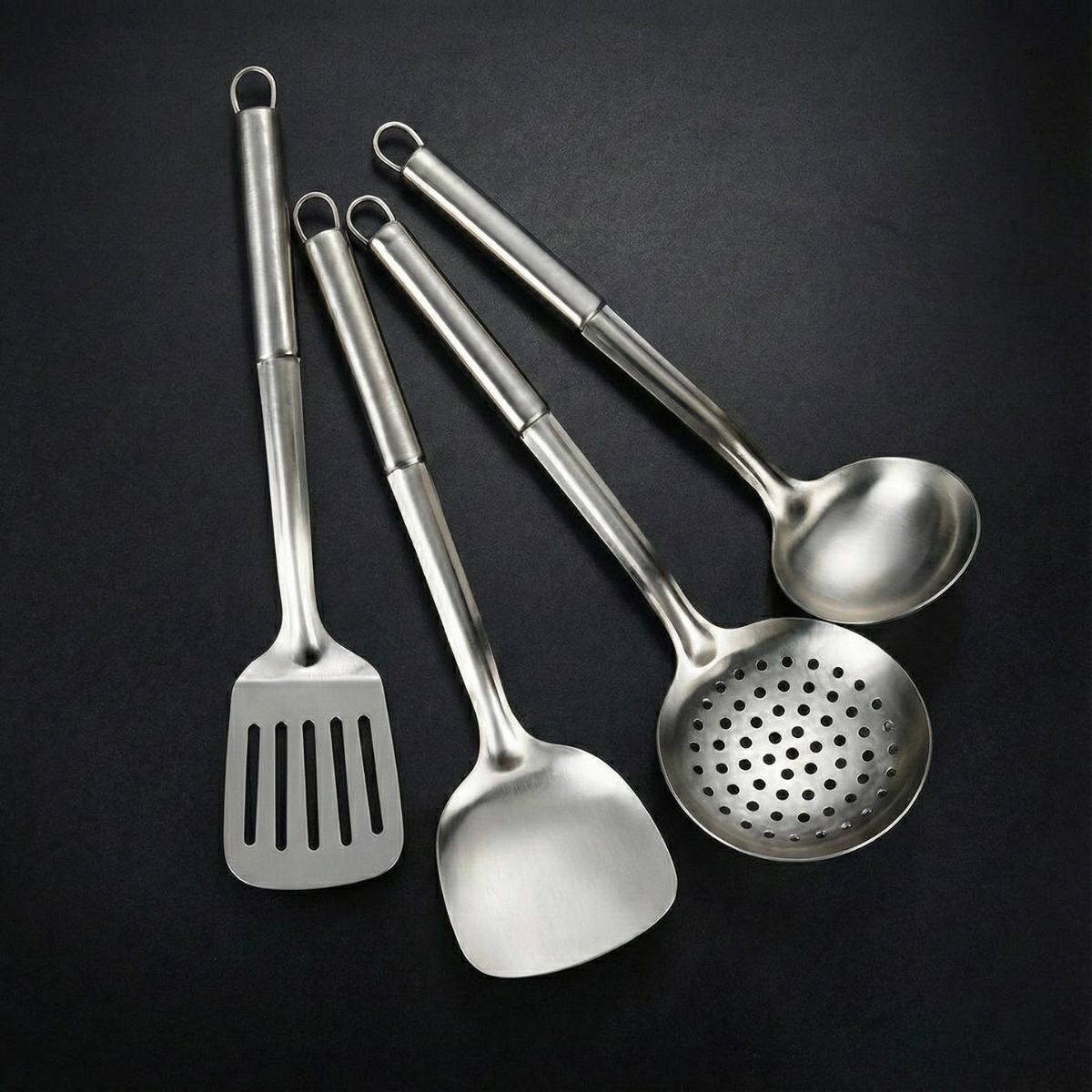 Handgehämmertes Titan-Pfannen- & Sautier-Set mit Walnussholzbrett und Küchenhelfern