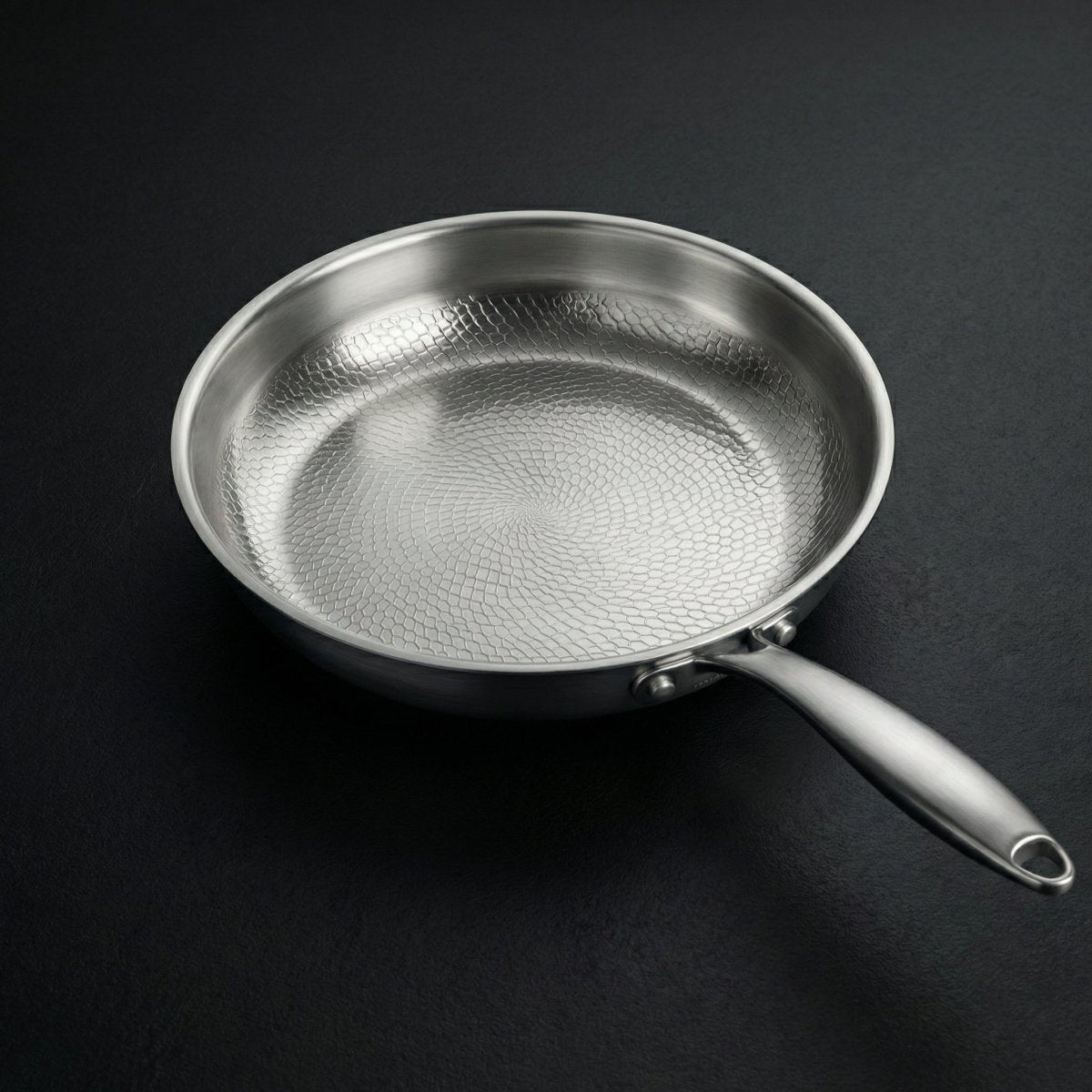 Handgehämmertes Titan-Pfannen- & Sautier-Set mit Walnussholzbrett und Küchenhelfern