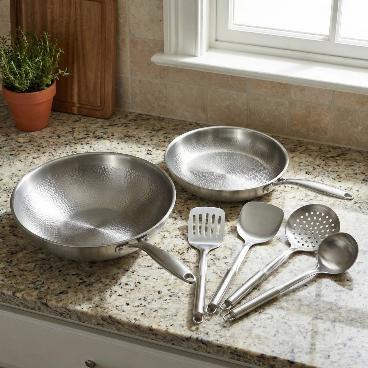 Handgehämmertes Titan-Wok- & Bratpfannen-Set (26 cm) mit Küchenhelfern
