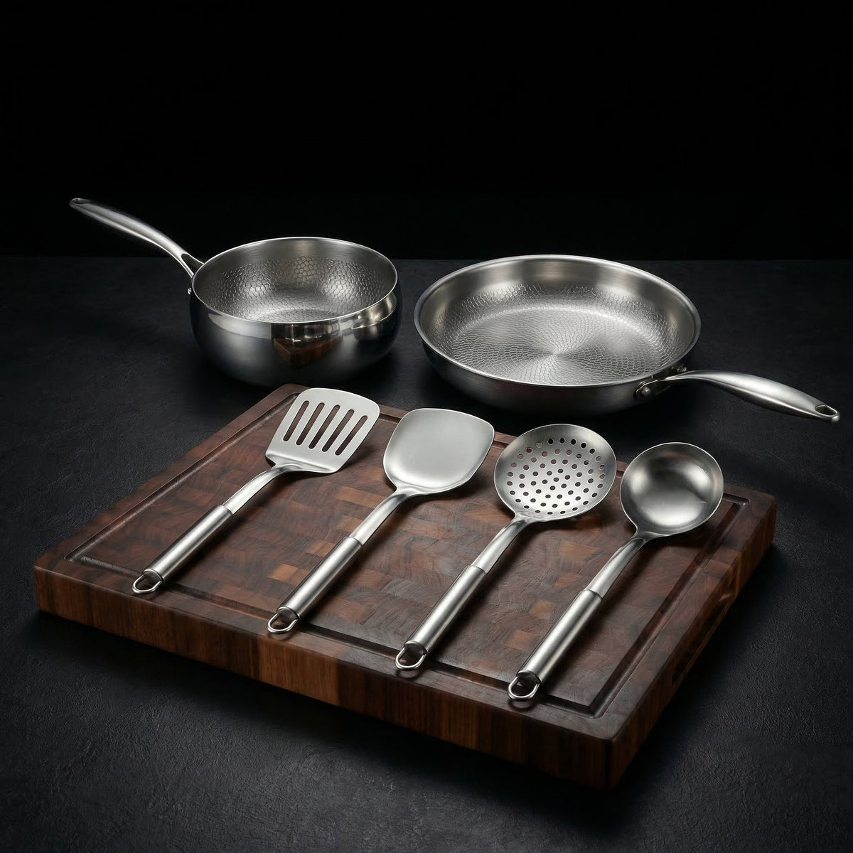 Handgehämmertes Titan-Pfannen- & Sautier-Set mit Walnussholzbrett und Küchenhelfern