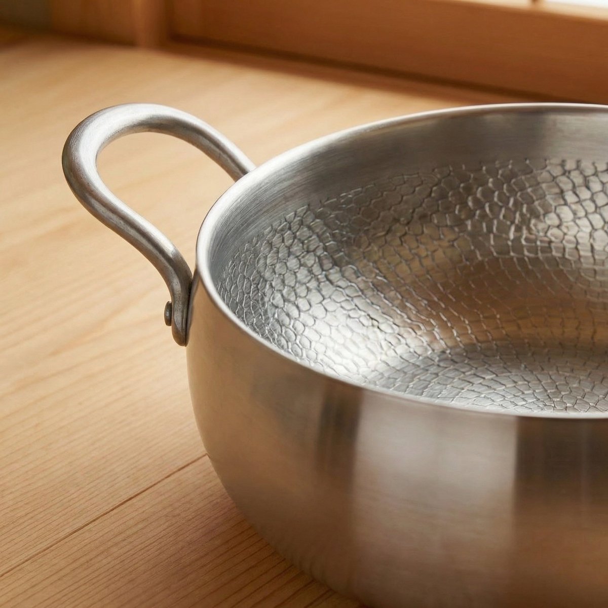 Gehämmerter tiefer Titan-Topf