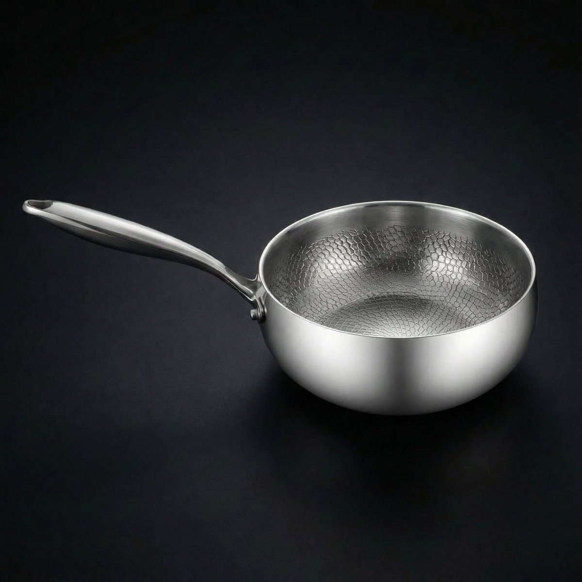 Handgehämmertes Titan-Pfannen- & Sautier-Set mit Walnussholzbrett und Küchenhelfern