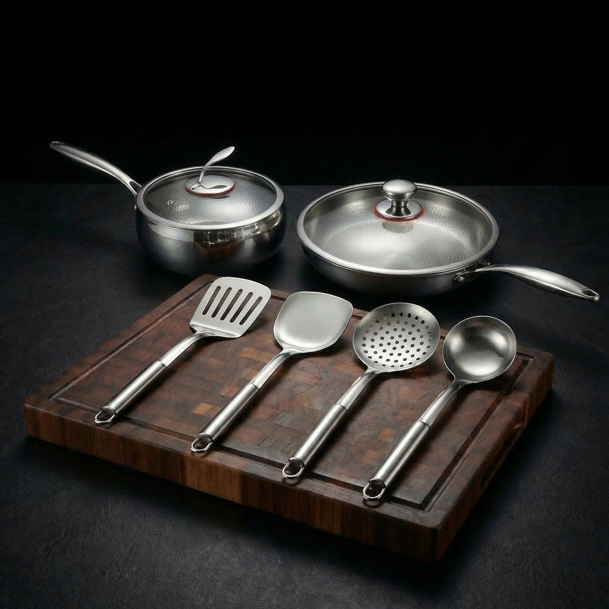 Handgehämmertes Titan-Pfannen- & Sautier-Set mit Walnussholzbrett und Küchenhelfern